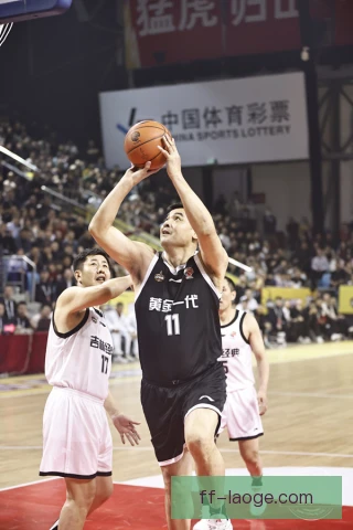 吉林男篮锋线回撤接球，高位策应盘活全队